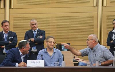Le député arabe Osama Saadi et le parlementaire d'extrême-droite Itamar Ben Gvir se disputent pendant un événement intitulé "54 ans après : de l'Occupation à l'Apartheid", organisé à la Knesset le 22 juin 2021. (Crédit :Yonatan Sindel/FLASH90)