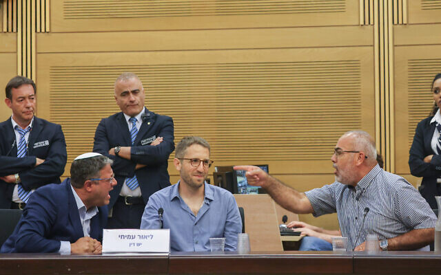 Le député arabe Osama Saadi et le parlementaire d'extrême-droite Itamar Ben Gvir se disputent pendant un événement intitulé "54 ans après : de l'Occupation à l'Apartheid", organisé à la Knesset le 22 juin 2021. (Crédit :Yonatan Sindel/FLASH90) Le député arabe Osama Saadi et le parlementaire d'extrême-droite Itamar Ben Gvir se disputent pendant un événement intitulé "54 ans après : de l'Occupation à l'Apartheid", organisé à la Knesset le 22 juin 2021. (Crédit :Yonatan Sindel/FLASH90)