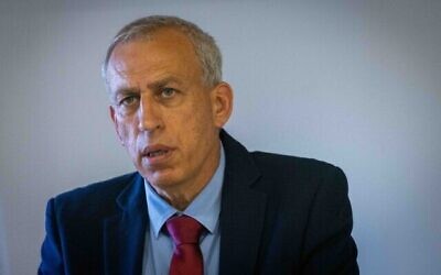 Le responsable chargé de la lutte contre le coronavirus Nachman Ash lors d'une conférence de presse à Jérusalem le 23 juin 2021. (Crédit : Yonatan Sindel / Flash90)