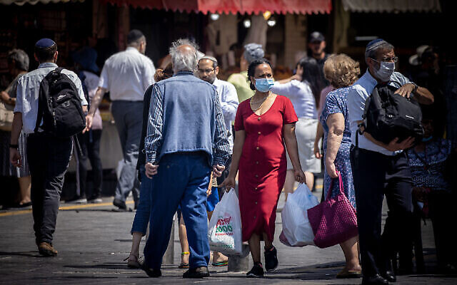Des Israéliens, certains portant des masques, au marché Mahane Yehuda à Jérusalem le 24 juin 2021. (Yonatan Sindel / Flash90) Des Israéliens, certains portant des masques, au marché Mahane Yehuda à Jérusalem le 24 juin 2021. (Yonatan Sindel / Flash90)