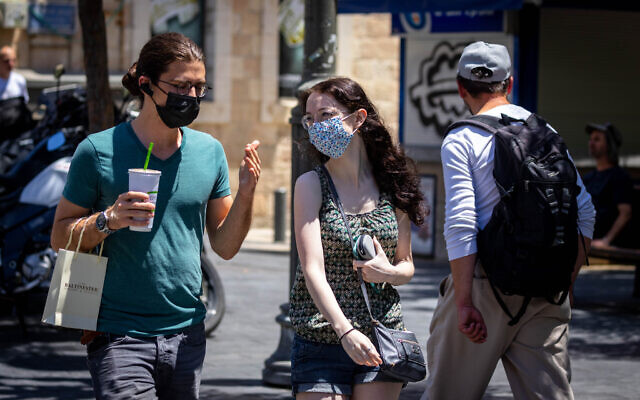 Des Israéliens portent des masques à Jérusalem, le 27 juin 2021. (Crédit : Olivier Fitoussi/Flash90) Des Israéliens portent des masques à Jérusalem, le 27 juin 2021. (Crédit : Olivier Fitoussi/Flash90)