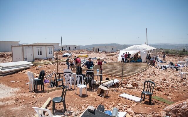 Des résidents de l'avant-poste illégal d'Evyatar, dans le nord de la Cisjordanie, le 28 juin 2021. (Crédit : Flash 90) Des résidents de l'avant-poste illégal d'Evyatar, dans le nord de la Cisjordanie, le 28 juin 2021. (Crédit : Flash 90)