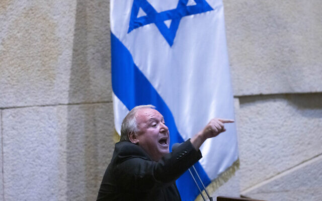 Le député Likud David Amsalem (lors d'une séance plénière à l'assemblée de la Knesset de Jérusalem, le 28 juin 2021. (Crédit : Olivier Fitoussi/Flash90)