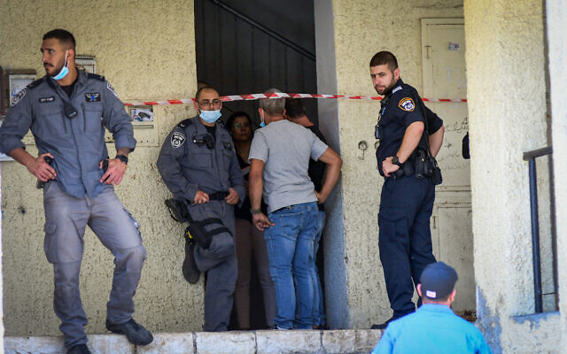 La police sur les lieux d'un féminicide à Haïfa, le 30 juin 2021. (Crédit :  Omri Stein/Flash90)