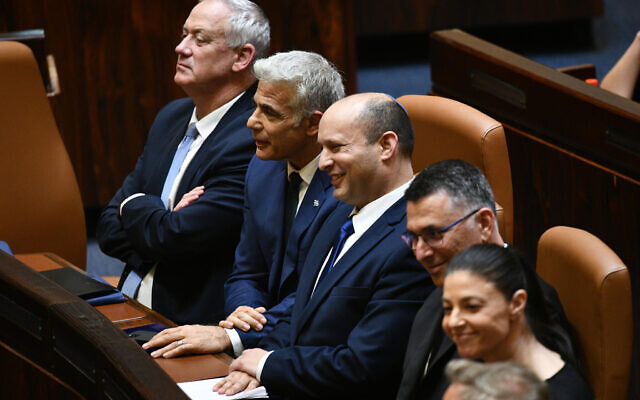 (De gauche à droite) Benny Gantz, Yair Lapid, Naftali Bennett, Gideon Saar et Merav Michaeli après l'approbation de leur nouvelle coalition à la Knesset, le 13 juin 2021. (Crédit : Haim Zach / GPO)