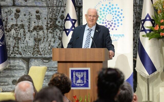 Le président Reuven Rivlin a accueilli les directeurs des établissements d'enseignement supérieur israéliens, à Jérusalem le 1erjuin 2021. (Crédit : Mark Neyman (GPO)