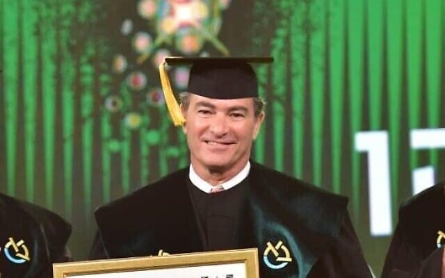 Yossi Cohen reçoit un doctorat honoris causa de l'université Bar-Ilan, le 30 mai 2021. (Crédit : Shlomi Amsalem/Bar-Ilan University)