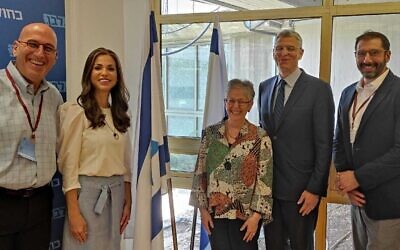 De gauche à droite : Yair Lotstein, la ministre des Affaires de la Diaspora Omer Yankelevitch, Jennifer Brodkey Kaufman, le rabbin Rick Jacobs et le rabbin Josh Weinberg. (Crédit : ministère des Affaires de la Diaspora)