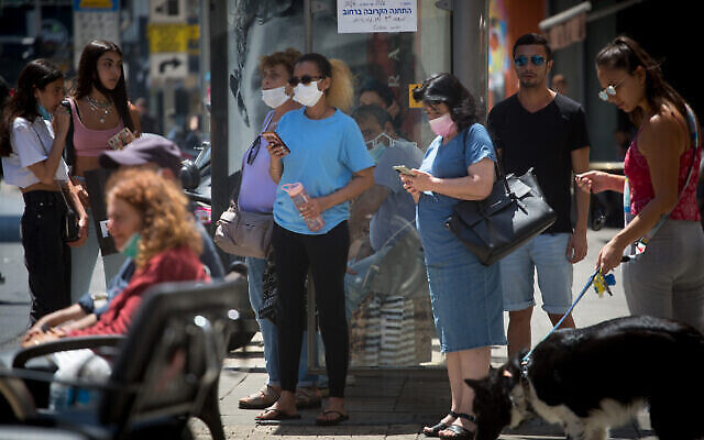 Des Israéliens, dont certains portent des masques, sont vus à Tel Aviv, le 28 juin 2021. ( Crédits: Miriam Alster/Flash90) Des Israéliens, dont certains portent des masques, sont vus à Tel Aviv, le 28 juin 2021. ( Crédits: Miriam Alster/Flash90)