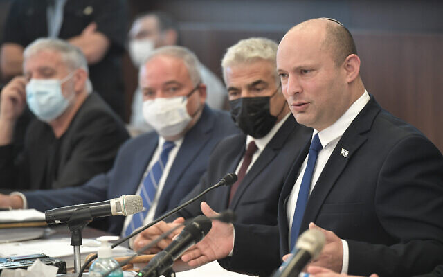 Le Premier ministre Naftali Bennett, à droite, à la réunion de cabinet de Jérusalem, le 27 juin 2021. (Crédit : Kobi Gideon / GPO) Le Premier ministre Naftali Bennett, à droite, à la réunion de cabinet de Jérusalem, le 27 juin 2021. (Crédit : Kobi Gideon / GPO)