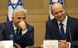 Le Premier ministre Naftali Bennett (droite) et le Premier ministre suppléant et ministre des Affaires étrangères Yair Lapid lors de la première réunion du cabinet du nouveau gouvernement, tenue à la Knesset le 13 juin 2021. (Crédits: Gil COHEN-MAGEN / AFP
