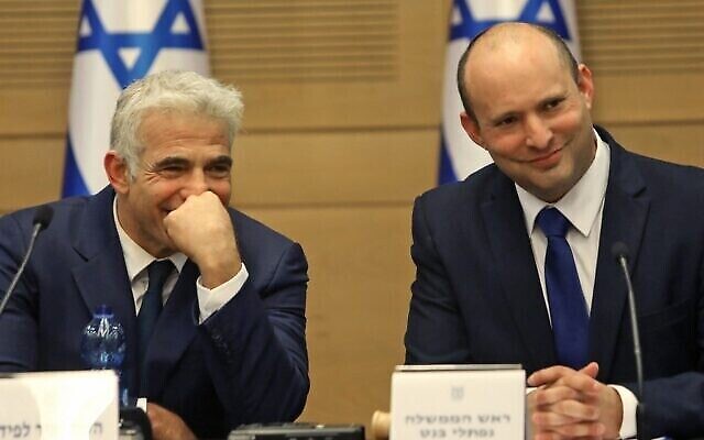 Le Premier ministre Naftali Bennett (droite) et le Premier ministre suppléant et ministre des Affaires étrangères Yair Lapid lors de la première réunion du cabinet du nouveau gouvernement, tenue à la Knesset le 13 juin 2021. (Crédits: Gil COHEN-MAGEN / AFP Le Premier ministre Naftali Bennett (droite) et le Premier ministre suppléant et ministre des Affaires étrangères Yair Lapid lors de la première réunion du cabinet du nouveau gouvernement, tenue à la Knesset le 13 juin 2021. (Crédits: Gil COHEN-MAGEN / AFP