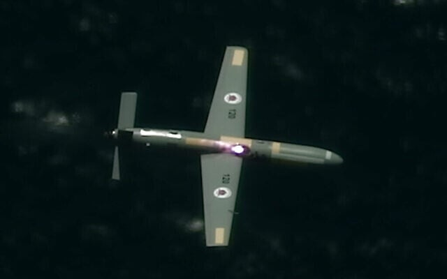 Un système laser haute puissance installé sur un avion Cessna crée un trou dans un drone au-dessus de la mer dans le cadre d'un test du système par le ministère de la Défense et le sous-traitant en armement Elbit Systems en juin 2021. (Crédit : Ministère de la défense) Un système laser haute puissance installé sur un avion Cessna crée un trou dans un drone au-dessus de la mer dans le cadre d'un test du système par le ministère de la Défense et le sous-traitant en armement Elbit Systems en juin 2021. (Crédit : Ministère de la défense)