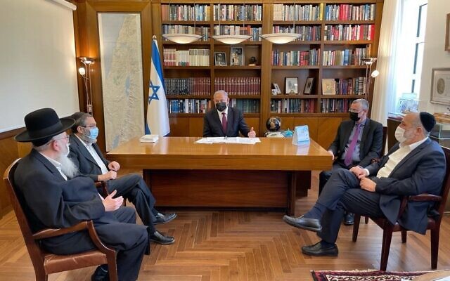 Le Premier ministre Benjamin Netanyahu, au centre, rencontre les dirigeants de ses partis alliés, le ministre du Logement Yaakov Litzman (G), le leader du parti Yahadout HaTorah Moshe Gafni (2G), le ministre de l'Intérieur Aryeh Deri (D) ainsi que le président de la Knesset Yariv Levin (2G) dans le bureau du Premier ministre à Jérusalem, le 6 mai 2021. (Crédit : Likud) Le Premier ministre Benjamin Netanyahu, au centre, rencontre les dirigeants de ses partis alliés, le ministre du Logement Yaakov Litzman (G), le leader du parti Yahadout HaTorah Moshe Gafni (2G), le ministre de l'Intérieur Aryeh Deri (D) ainsi que le président de la Knesset Yariv Levin (2G) dans le bureau du Premier ministre à Jérusalem, le 6 mai 2021. (Crédit : Likud)
