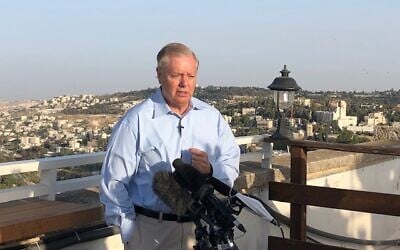 Le sénateur républicain de Caroline du sud Lindsey Graham s'exprimant devant les journalistes, sur le toit de l'hôtel King David, à Jérusalem, le 1ᵉʳ juin 2021. (Crédit : Lazar Berman/Time of Israel)