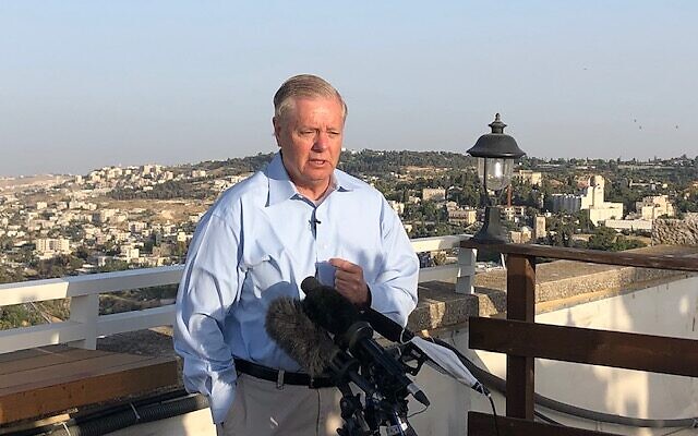 Le sénateur républicain de Caroline du sud Lindsey Graham s'exprime devant les journalistes sur le toit de l'hôtel King David, le 1er juin 2021. (Crédit : Lazar Berman/Time of Israel) Le sénateur républicain de Caroline du sud Lindsey Graham s'exprime devant les journalistes sur le toit de l'hôtel King David, le 1er juin 2021. (Crédit : Lazar Berman/Time of Israel)