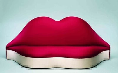 L'œuvre "le canapé-lèvres de Mae West" de Salvador Dali   qui sera exposée dans le cadre d'une exposition itinérante consacrée à l'artiste à la Herzliya Arena à partir du 9 juillet. (Autorisation :  Fundacio Gala)