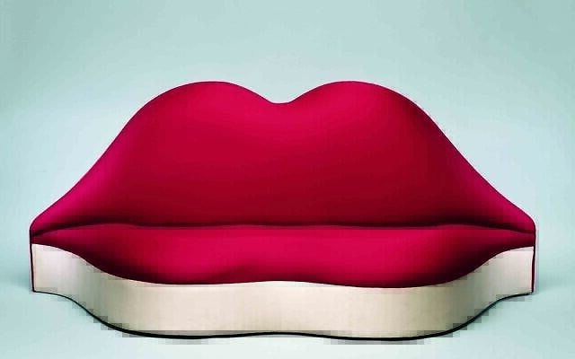 L'œuvre "le canapé-lèvres de Mae West" de Salvador Dali   qui sera exposée dans le cadre d'une exposition itinérante consacrée à l'artiste à la Herzliya Arena à partir du 9 juillet. (Autorisation :  Fundacio Gala)