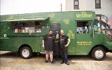 Chef Nir Sheynfeld, à droit, avec ses collègues du foodtruck Moshava. (Crédit : Moshava)