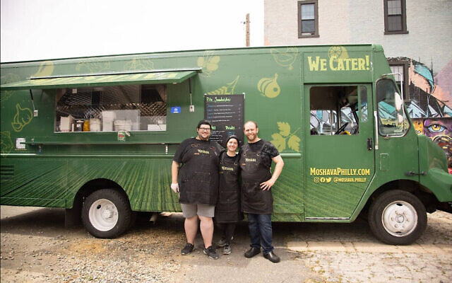Chef Nir Sheynfeld, à droit, avec ses collègues du foodtruck Moshava. (Crédit : Moshava)