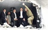 Le ministre des Affaires Etrangères, Gabi Ashkenazi et son homologue hongrois, Peter Szijjartoon, visitent une maison dans la ville centrale de Petah Tikva qui a été touchée par une roquette tirée par des terroristes palestiniens à Gaza pendant l'opération de Tsahal "Gardien des murs", le 1er juin 2021. (Crédit : Courtoisie)