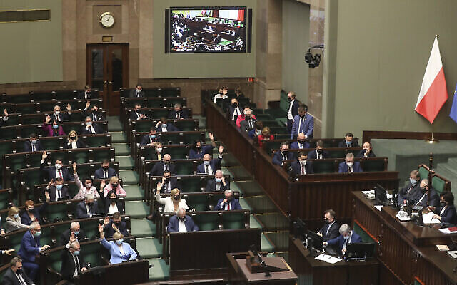 Illustration : Les députés polonais pendant le vote - certains au parlement, d'autres à distance - à Varsovie, en Pologne, le mardi 4 mai 2021. (Crédit : AP Photo/Czarek Sokolowski) Illustration : Les députés polonais pendant le vote - certains au parlement, d'autres à distance - à Varsovie, en Pologne, le mardi 4 mai 2021. (Crédit : AP Photo/Czarek Sokolowski)
