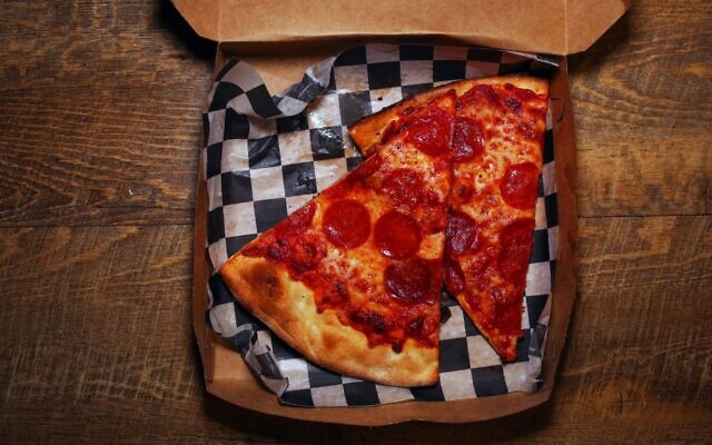 Un entraîneur de football d'une école secondaire de Canton, dans l'Ohio, et son équipe ont obligé un élève juif à manger une pizza au pepperoni. (Crédit : Amanda Andrade-Rhoades/For The Washington Post via Getty Images, JTA) Un entraîneur de football d'une école secondaire de Canton, dans l'Ohio, et son équipe ont obligé un élève juif à manger une pizza au pepperoni. (Crédit : Amanda Andrade-Rhoades/For The Washington Post via Getty Images, JTA)