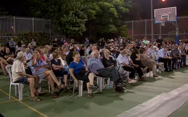 Des habitants de la ville de Raanana dans la région du centre tiennent une réunion publique pour se plaindre des mesures de sécurité renforcées autour de la résidence privée du nouveau Premier ministre Naftali Bennett, le 22 juin 2021. (Capture d'écran : La Treizième chaîne) Des habitants de la ville de Raanana dans la région du centre tiennent une réunion publique pour se plaindre des mesures de sécurité renforcées autour de la résidence privée du nouveau Premier ministre Naftali Bennett, le 22 juin 2021. (Capture d'écran : La Treizième chaîne)