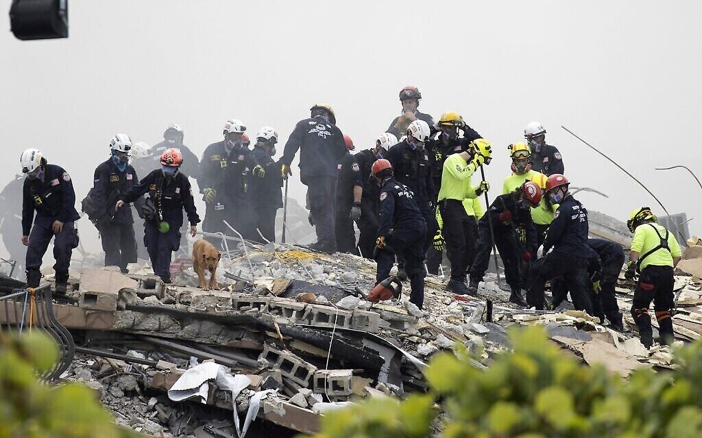 Des membres de l'équipe de recherche et de sauvetage urbain de Floride du Sud recherchent d'éventuels survivants dans l'immeuble à condos Champlain Towers South de 12 étages partiellement effondré, le 25 juin 2021 à Surfside, en Floride. (Crédits:Joe Raedle/Getty Images) Des membres de l'équipe de recherche et de sauvetage urbain de Floride du Sud recherchent d'éventuels survivants dans l'immeuble à condos Champlain Towers South de 12 étages partiellement effondré, le 25 juin 2021 à Surfside, en Floride. (Crédits:Joe Raedle/Getty Images)