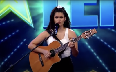 Lucie Abealar, candidate à l'èmission Got Talent Uruguay, qui s'est qualifiée pour le deuxiéme round grâce à sa reprise acoustique de Hatikvah (Crédit: Youtube)>