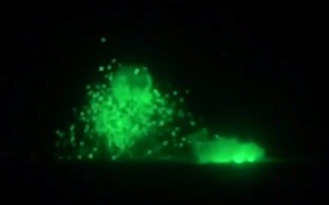 L'explosion d'un poste syrien le long de la frontière israélo-syrienne vue à travers un viseur de nuit de l'armée. (Capture d'écran Treizième chaîne)