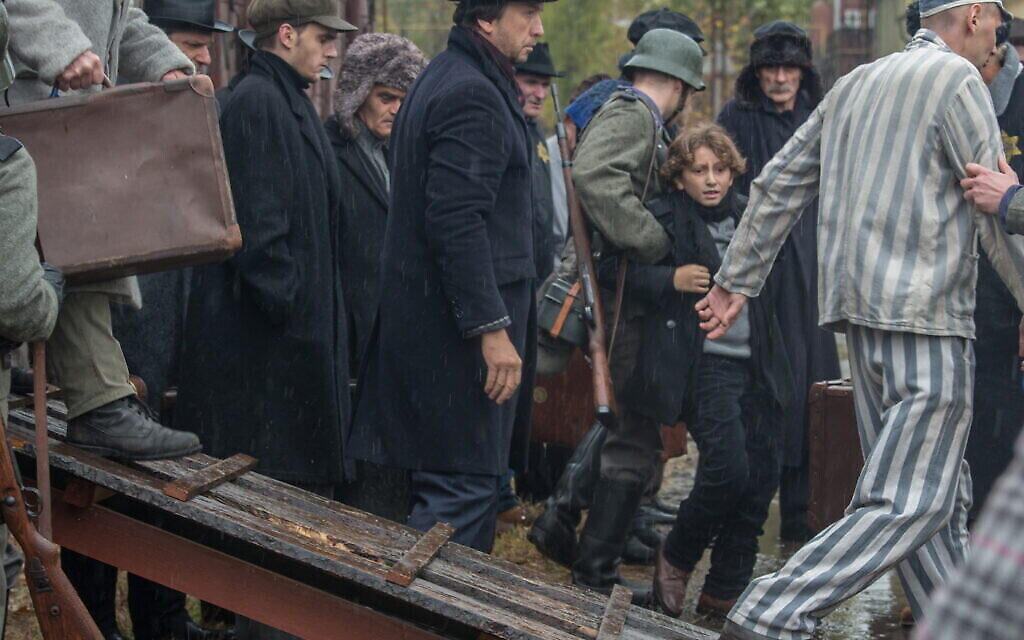Le jeune Joshua (August Maturo) au moment où il aperçoit son chien "Caleb" (devenu un chien de garde nazi nommé "Blitz") à son arrivée dans un camp de concentration dans "Shepherd : L'histoire d'un chien juif" (Crédit : JDog Films)