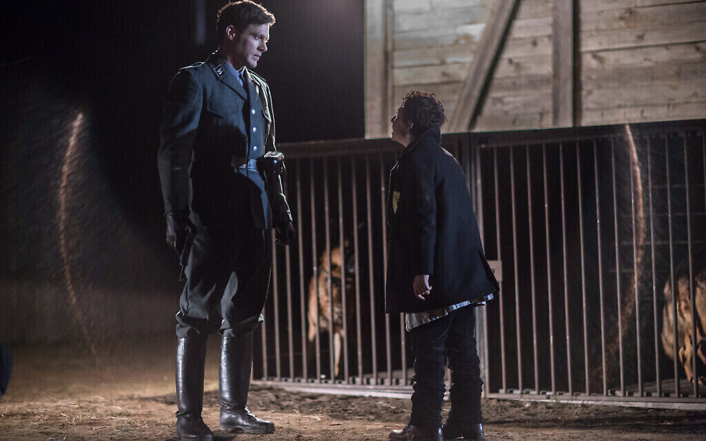 Ken Duken dans le rôle de "Ralph" (à gauche) et August Maturo dans le rôle de "Joshua" dans "Shepherd : L'histoire d'un chien juif" (Crédit : JDog Films)