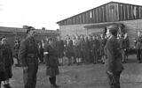 Dernier appel au Stalag VI-C Oberlangen après sa libération, en avril 1945. (Domaine public)