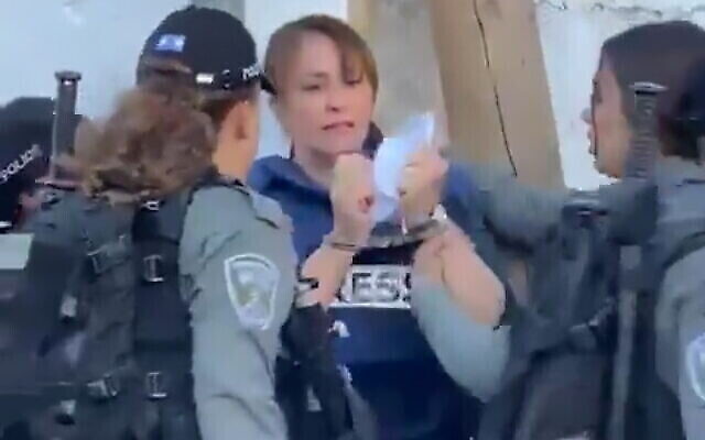 La correspondante d'Al Jazeera, Givara Al Budeiri, est arrêtée par la police israélienne à Jérusalem, Sheikh Jarrah, le 5 juin 2021. (Capture d'écran/Twitter) La correspondante d'Al Jazeera, Givara Al Budeiri, est arrêtée par la police israélienne à Jérusalem, Sheikh Jarrah, le 5 juin 2021. (Capture d'écran/Twitter)