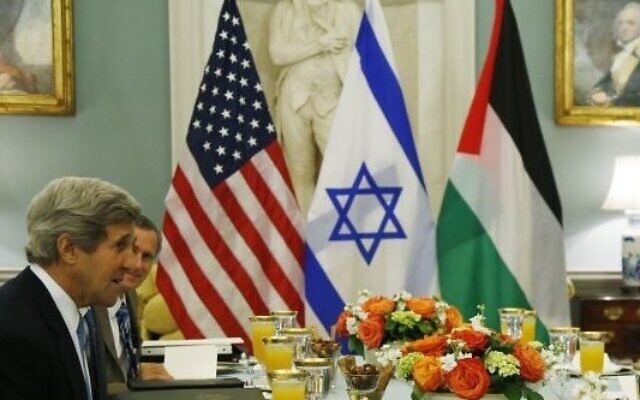 Le secrétaire d'État américain de l'époque, John Kerry, au département d'État pour marquer la reprise des pourparlers de paix israélo-palestiniens, le 29 juillet 2013. (Crédit : AP/Charles Dharapak) Le secrétaire d'État américain de l'époque, John Kerry, au département d'État pour marquer la reprise des pourparlers de paix israélo-palestiniens, le 29 juillet 2013. (Crédit : AP/Charles Dharapak)