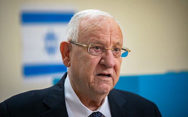 Le président Reuven Rivlin dans un bureau de vote de Jérusalem, le 23 mars 2021. (Crédit : Olivier Fitoussi/Flash90) Le président Reuven Rivlin dans un bureau de vote de Jérusalem, le 23 mars 2021. (Crédit : Olivier Fitoussi/Flash90)
