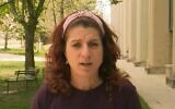 Maria Elkin parle des manifestations violentes et traumatisantes qui ont eu lieu devant son domicile par des partisans du Premier ministre Benjamin Netanyahu, lors d'une interview sur la Douzième chaîne, le 20 avril 2021. (Capture d'écran)