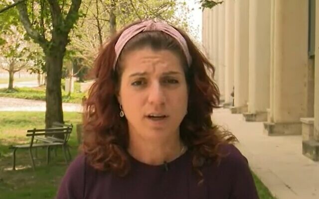 Maria Elkin parle des manifestations violentes et traumatisantes qui ont eu lieu devant son domicile par des partisans du Premier ministre Benjamin Netanyahu, lors d'une interview sur la Douzième chaîne, le 20 avril 2021. (Capture d'écran) Maria Elkin parle des manifestations violentes et traumatisantes qui ont eu lieu devant son domicile par des partisans du Premier ministre Benjamin Netanyahu, lors d'une interview sur la Douzième chaîne, le 20 avril 2021. (Capture d'écran)