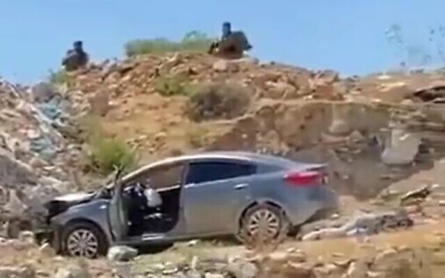 La scène d'une attaque à la voiture-bélier et d'une attaque au couteau présumées près de Hizme, en Cisjordanie, le 16 juin 2021. (Capture d'écran : Twitter) La scène d'une attaque à la voiture-bélier et d'une attaque au couteau présumées près de Hizme, en Cisjordanie, le 16 juin 2021. (Capture d'écran : Twitter)