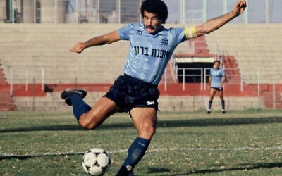 Vicky (Yitzhak) Peretz, joueur de football et manager israélien, en 1986 (Crédit:Moshe Shai /Flash90) 