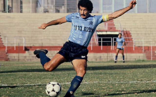 Vicky (Yitzhak) Peretz, joueur de football et manager israélien, en 1986 (Crédit:Moshe Shai /Flash90) Vicky (Yitzhak) Peretz, joueur de football et manager israélien, en 1986 (Crédit:Moshe Shai /Flash90)