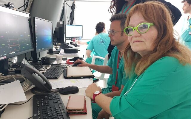 La professeure Galia Rahav, à la tête de l'unité et du laboratoire des maladies infectieuses à l'hôpital Sheba, regarde des données de malades atteints par la COVID-19. (Autorisation : Hôpital Sheba) La professeure Galia Rahav, à la tête de l'unité et du laboratoire des maladies infectieuses à l'hôpital Sheba, regarde des données de malades atteints par la COVID-19. (Autorisation : Hôpital Sheba)