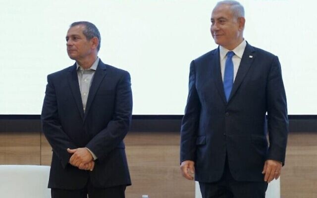 Le chef du Shin Bet Nadav Argaman, à gauche, et le Premier ministre Benjamin Netanyahu, le 11 avril 2021. (Autorisation) Le chef du Shin Bet Nadav Argaman, à gauche, et le Premier ministre Benjamin Netanyahu, le 11 avril 2021. (Autorisation)