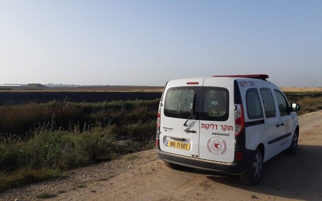 Un véhicule des services d'incendie et de secours stationné à côté d'un champ brûlé par un ballon incendiaire qui aurait été envoyé depuis la bande de Gaza, le 31 mai 2021. (Crédit : Fire and Rescue Services) Un véhicule des services d'incendie et de secours stationné à côté d'un champ brûlé par un ballon incendiaire qui aurait été envoyé depuis la bande de Gaza, le 31 mai 2021. (Crédit : Fire and Rescue Services)