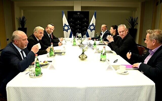 De gauche à droite: Avigdor Liberman, président d'Yisrael Beytenu, Yair Lapid, président de Yesh Atid, Naftali Bennett, président de Yamina, Gideon Saar, président de Tikva Hadasha, Mansour Abbas, président de Raam, Merav Michaeli, présidente de Avoda,, Benny Gantz, président de Kakhol Lavan, et Nitzan Horowitz, président de Meretz, lors d'une réunion des dirigeants de la coalition à venir à Tel Aviv, le 6 juin 2021. (Ra’anan Cohen) De gauche à droite: Avigdor Liberman, président d'Yisrael Beytenu, Yair Lapid, président de Yesh Atid, Naftali Bennett, président de Yamina, Gideon Saar, président de Tikva Hadasha, Mansour Abbas, président de Raam, Merav Michaeli, présidente de Avoda,, Benny Gantz, président de Kakhol Lavan, et Nitzan Horowitz, président de Meretz, lors d'une réunion des dirigeants de la coalition à venir à Tel Aviv, le 6 juin 2021. (Ra’anan Cohen)