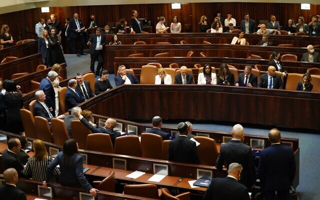 Le nouveau gouvernement israélien dirigé par le Premier ministre Naftali Bennett à la Knesset, le 13 juin 2021. (Crédit : Noam Moscowitz /Knesset) Le nouveau gouvernement israélien dirigé par le Premier ministre Naftali Bennett à la Knesset, le 13 juin 2021. (Crédit : Noam Moscowitz /Knesset)