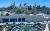 Le drapeau LGBT affiché aux côtés du drapeau de l'État d'Israël et de celui du ministère des Affaires étrangères, à l'extérieur du bâtiment du ministère des Affaires étrangères, à Jérusalem, le 21 juin 2021. (Crédit 
: Ministère des Affaires étrangères)
