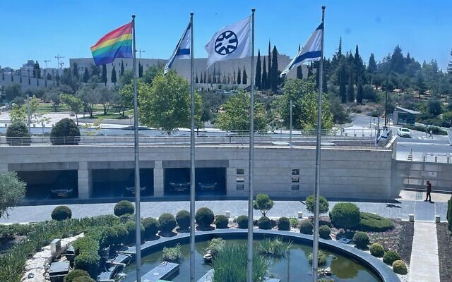 Le drapeau LGBT affiché aux côtés du drapeau de l'État d'Israël et de celui du ministère des Affaires étrangères, à l'extérieur du bâtiment du ministère des Affaires étrangères, à Jérusalem, le 21 juin 2021. (Crédit 
: Ministère des Affaires étrangères)