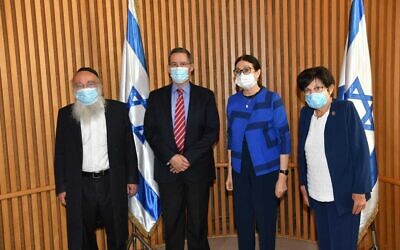 Les membres de la commission de catastrophe de Meron : la présidente de la commission et ancienne juge en chef Miriam Naor, à droite, l'ancien maire de Bnei Brak, le rabbin Mordechai Karelitz, à gauche, l'ancien chef de la planification de Tsahal, le major-général (de réserve) Shlomo Yanai, 2e à gauche, et la juge en chef de la Cour suprême Esther Hayut, 2e à droite, qui a choisi les membres de la commission, le 27 juin 2021. (Crédit : Autorité des tribunaux)